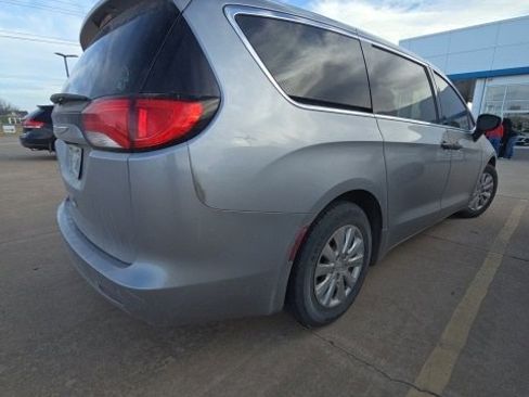 Used 2019 Chrysler Pacifica L image 6