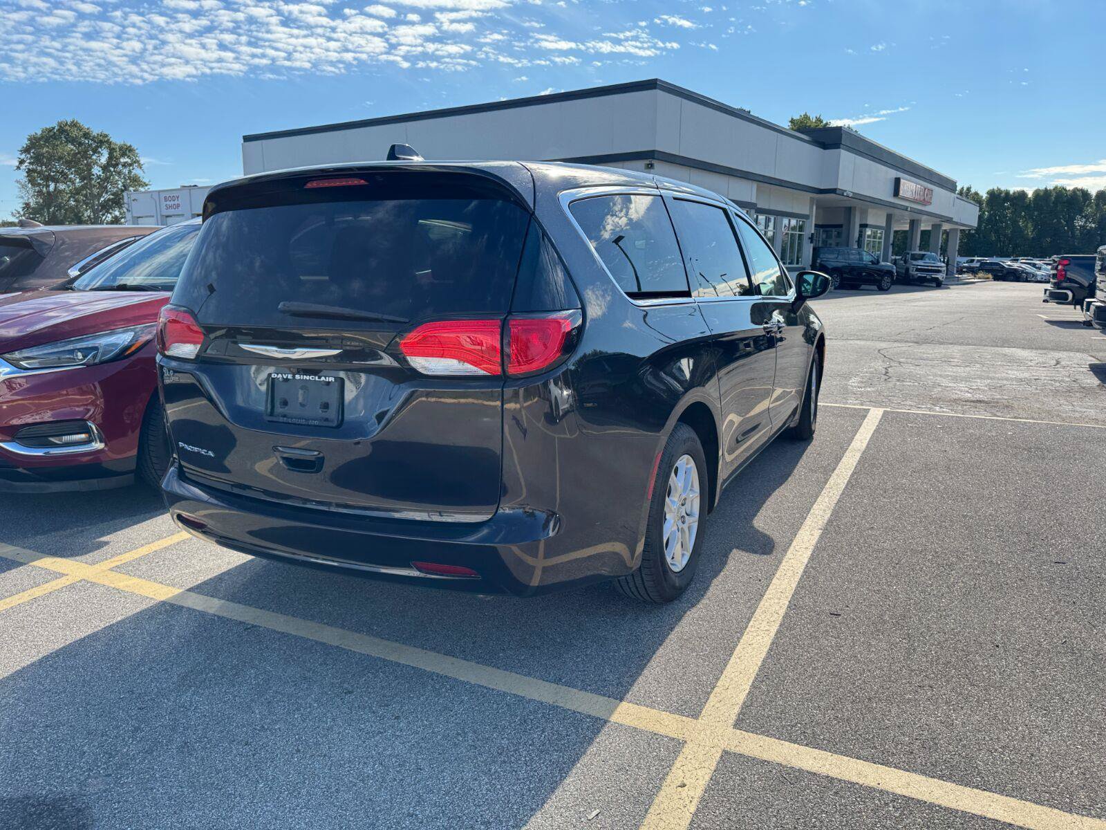 Used 2017 Chrysler Pacifica Touring FWD image 9