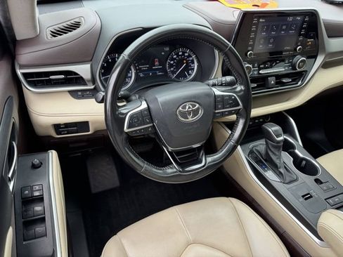 Used 2021 Toyota Highlander XLE image 20