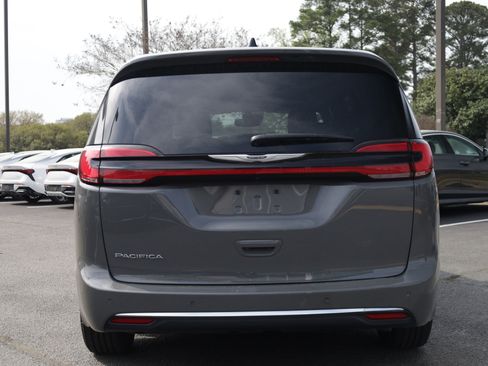 Used 2025 Chrysler Pacifica Select image 4