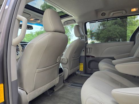 Used 2013 Toyota Sienna XLE FWD image 51