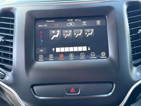 Used 2020 Jeep Cherokee Latitude FWD image 11