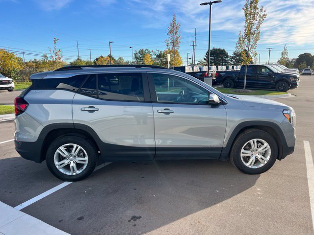 Used 2024 GMC Terrain SLE w/ Driver Convenience Package AWD/4WD image 4