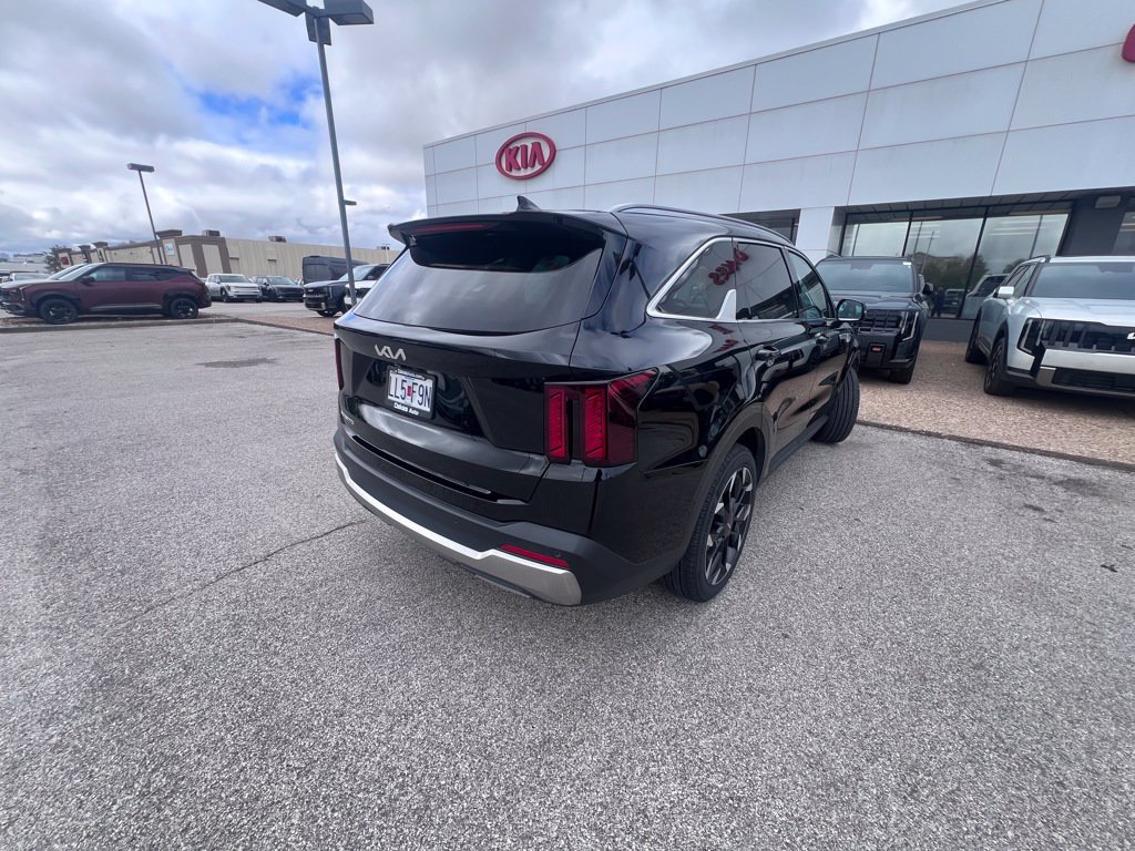 Certified 2025 Kia Sorento EX FWD image 5