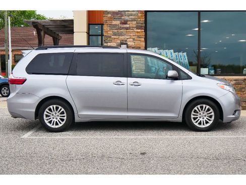 Used 2015 Toyota Sienna XLE Premium FWD image 2