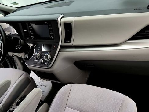Used 2020 Toyota Sienna LE FWD image 16
