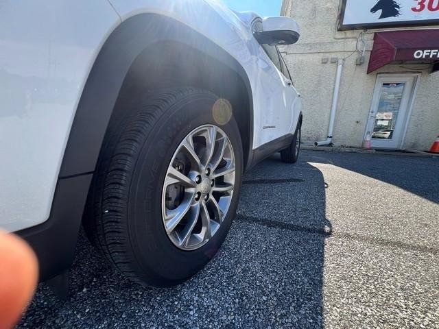 Used 2019 Jeep Cherokee Latitude Plus w/ Cold Weather Group AWD/4WD image 28