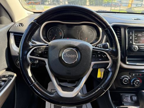 Used 2018 Jeep Cherokee Latitude w/ Altitude Package FWD image 14