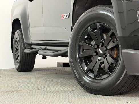 Used 2019 Chevrolet Colorado Z71 w/ Z71 Midnight Edition AWD/4WD image 17