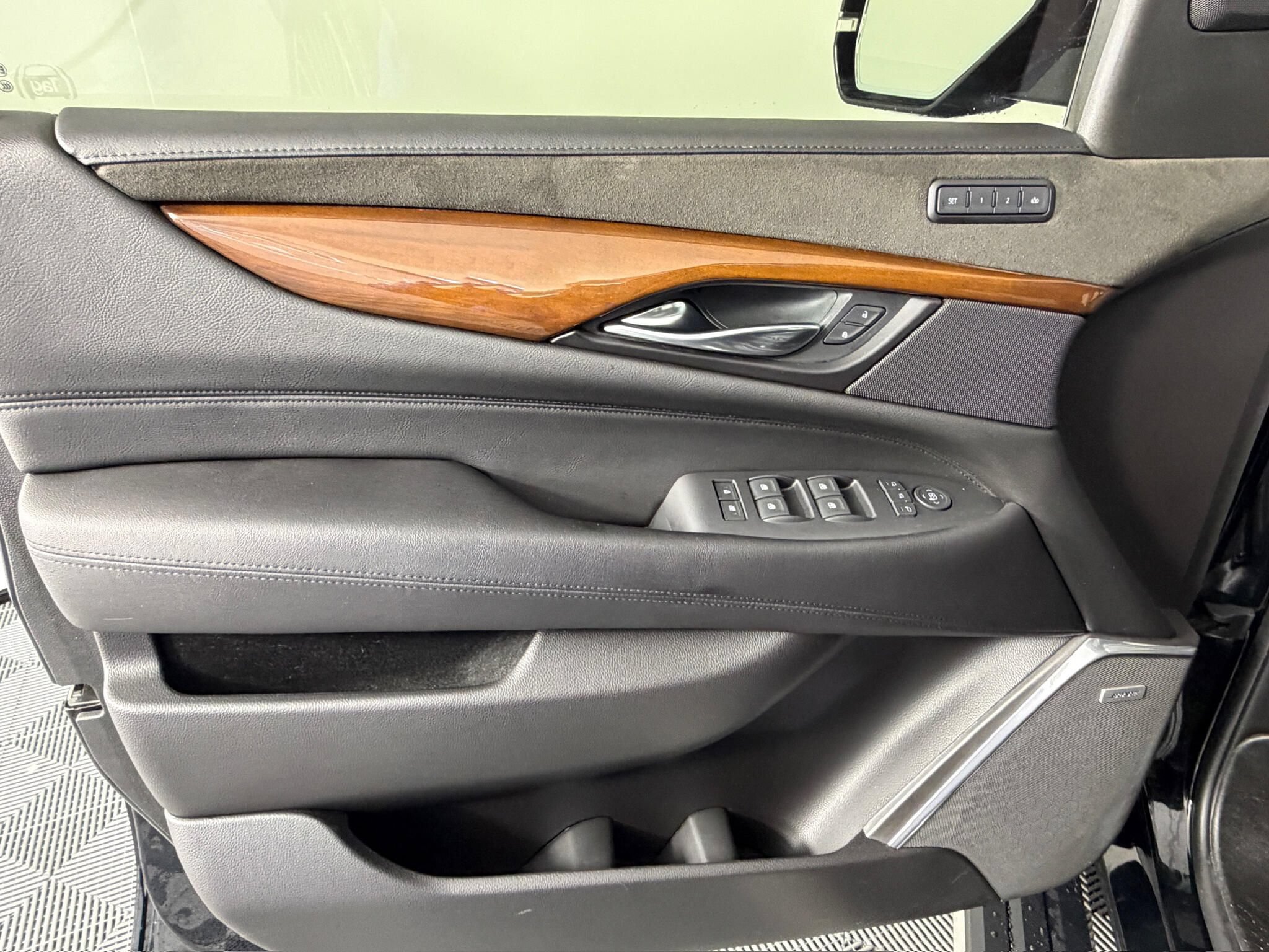 Used 2019 Cadillac Escalade Premium Luxury AWD/4WD image 34