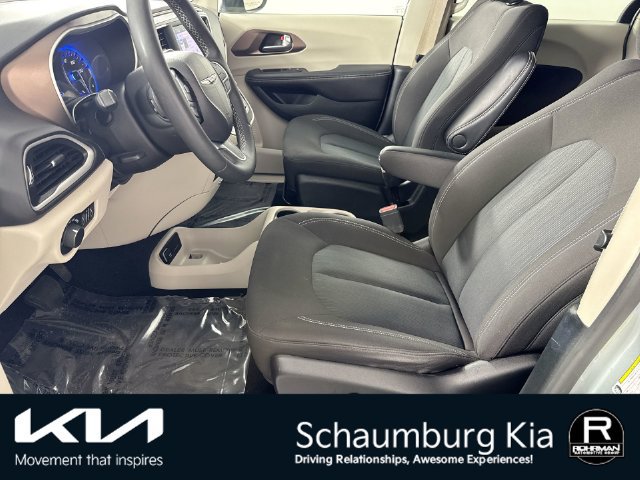 Used 2023 Chrysler Voyager LX FWD image 4