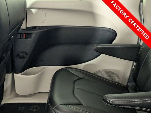 Certified 2024 Chrysler Pacifica Touring-L image 28