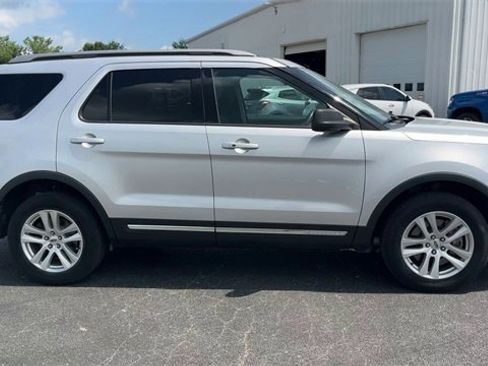 Used 2019 Ford Explorer XLT image 9