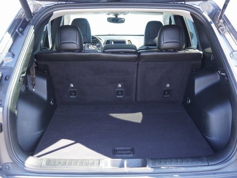 Used 2019 Jeep Cherokee Latitude Plus w/ Comfort/Convenience Group image 9