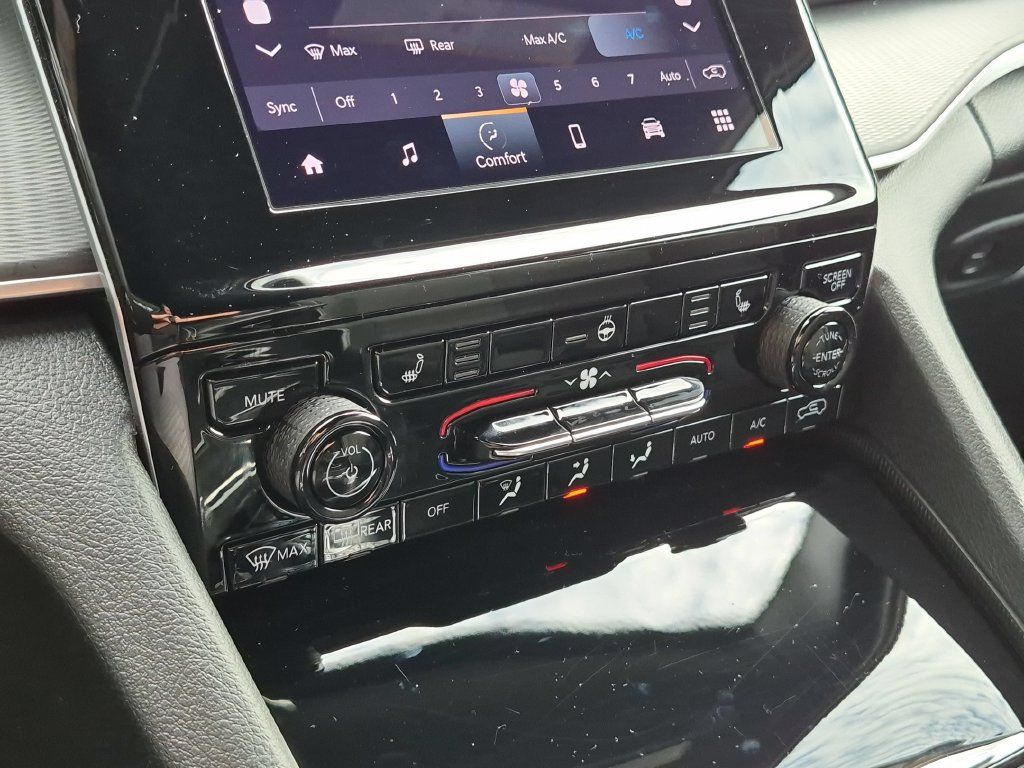 Certified 2025 Jeep Grand Cherokee L Laredo w/ Luxury Tech Group I AWD/4WD image 25