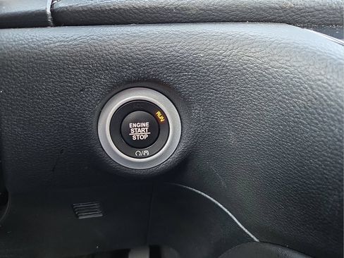 Used 2025 Chrysler Pacifica Limited FWD image 19