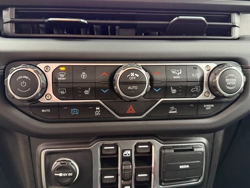 Used 2025 Jeep Wrangler Unlimited Sahara image 25