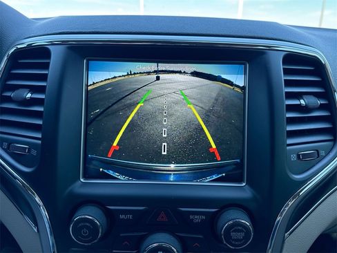 Used 2018 Jeep Grand Cherokee Limited image 17