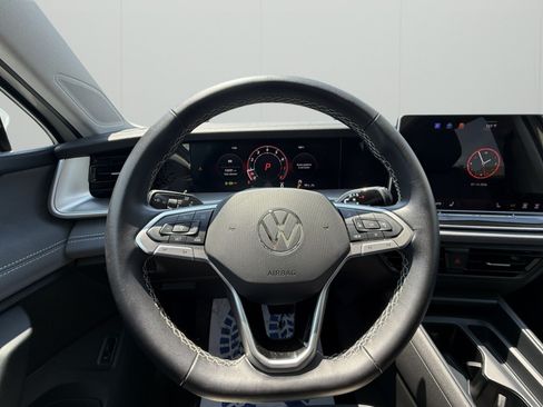 Used 2025 Volkswagen Tiguan SE AWD/4WD image 13