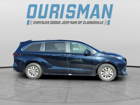 Used 2023 Toyota Sienna XLE image 2