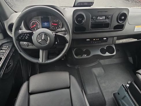 Used 2025 Mercedes-Benz Sprinter 2500 image 10