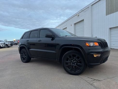 Used 2020 Jeep Grand Cherokee Altitude image 4