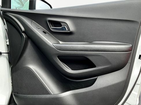 Used 2022 Chevrolet Trax LT w/ LT Convenience Package image 30