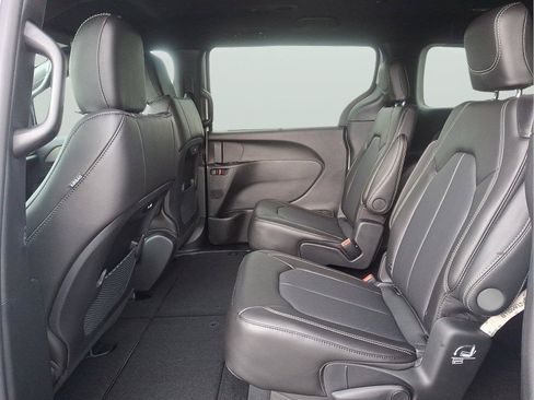 New 2027 Chrysler Pacifica Select AWD/4WD image 5