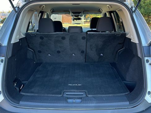 Certified 2022 Nissan Rogue SV image 6