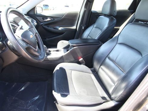 Used 2017 Chevrolet Malibu LT w/ Leather Package FWD image 6