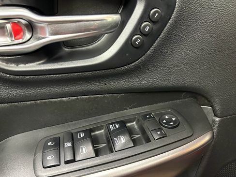 Used 2019 Jeep Cherokee Limited AWD/4WD image 13