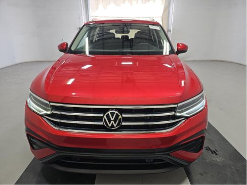 Used 2023 Volkswagen Tiguan SE w/ Panoramic Sunroof Package FWD image 2