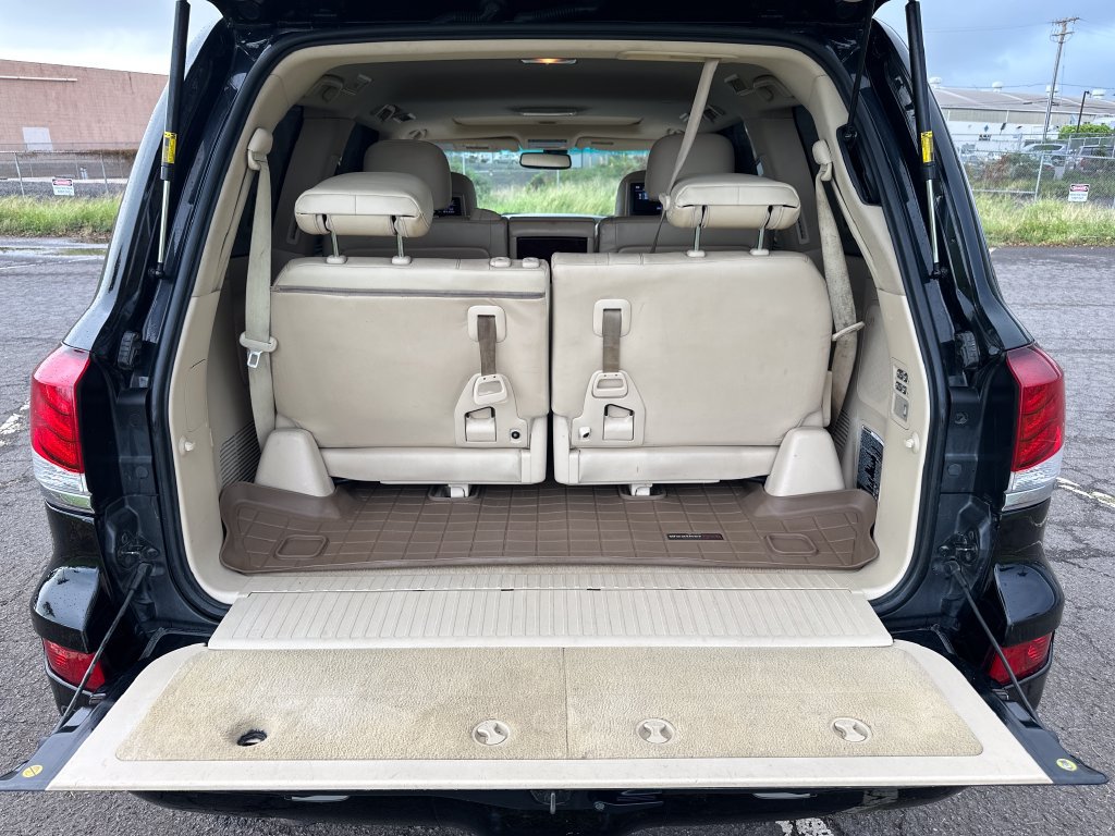 Used 2013 Lexus LX 570 4WD w/ Luxury Pkg w/Pre-crash image 21