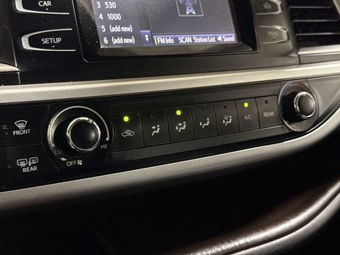 Used 2018 Toyota Highlander LE FWD image 16