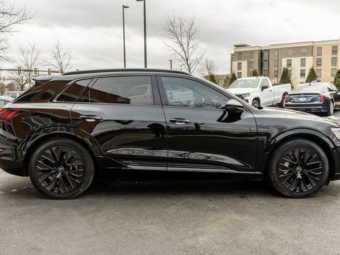 Used 2024 Audi Q8 e-tron Prestige image 3