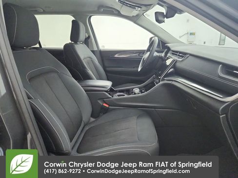 Certified 2023 Jeep Grand Cherokee Laredo image 32