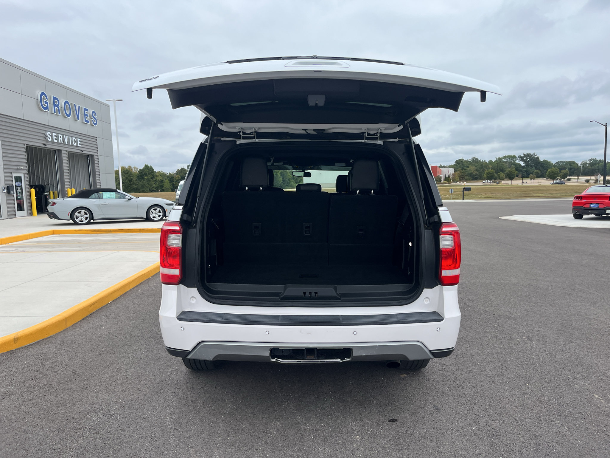 Used 2019 Ford Expedition XLT w/ Equipment Group 201A AWD/4WD image 10