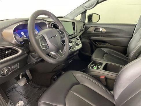 New 2025 Chrysler Pacifica Select image 22