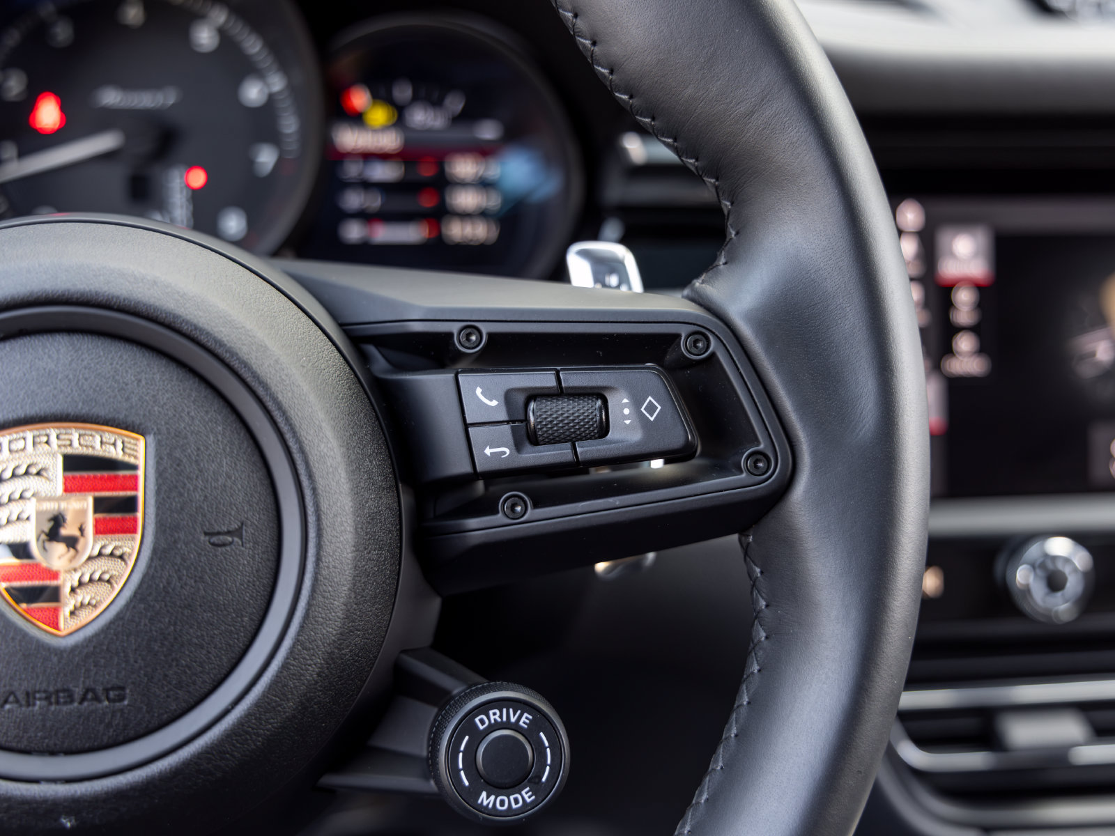Certified 2025 Porsche Macan Turbo AWD/4WD image 37