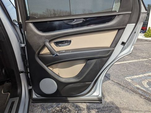 Used 2018 Bentley Bentayga AWD/4WD image 36