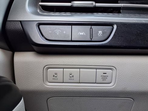 Used 2022 Kia Carnival LX image 16