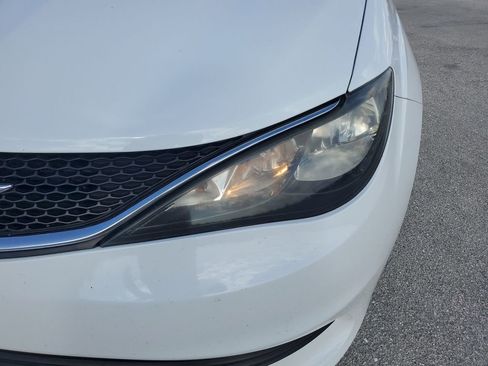 Used 2019 Chrysler Pacifica LX image 16