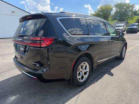 Used 2022 Chrysler Pacifica Limited AWD/4WD image 5