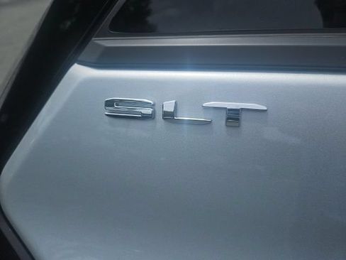 Used 2022 GMC Terrain SLT w/ Tech Package FWD image 4