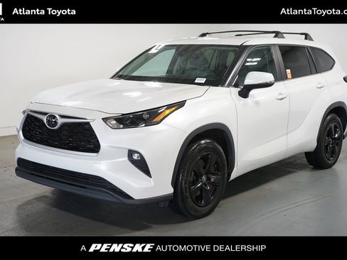 Used 2023 Toyota Highlander LE FWD image 1