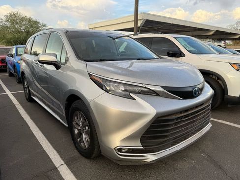 Used 2024 Toyota Sienna XLE FWD image 5