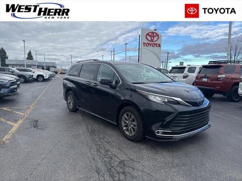 Certified 2023 Toyota Sienna XLE image 1