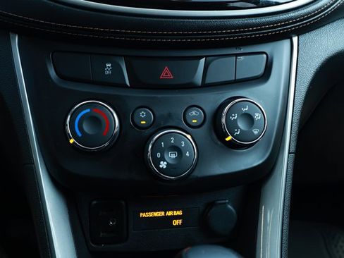 Used 2018 Chevrolet Trax LT w/ LT Convenience Package FWD image 18
