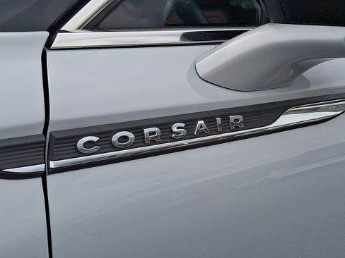 Certified 2025 Lincoln Corsair Reserve w/ Rear Removable Package Tray AWD/4WD image 32