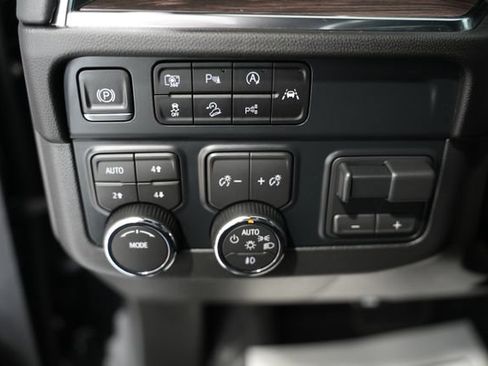 Used 2025 Chevrolet Suburban LT w/ Comfort Package AWD/4WD image 15